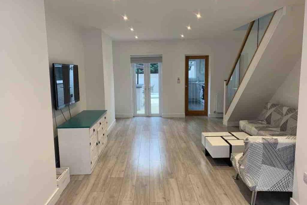 The Villas, Newly Refurbished Modern Home - Free Parking, Prime, Netflix باكنغهام المظهر الخارجي الصورة